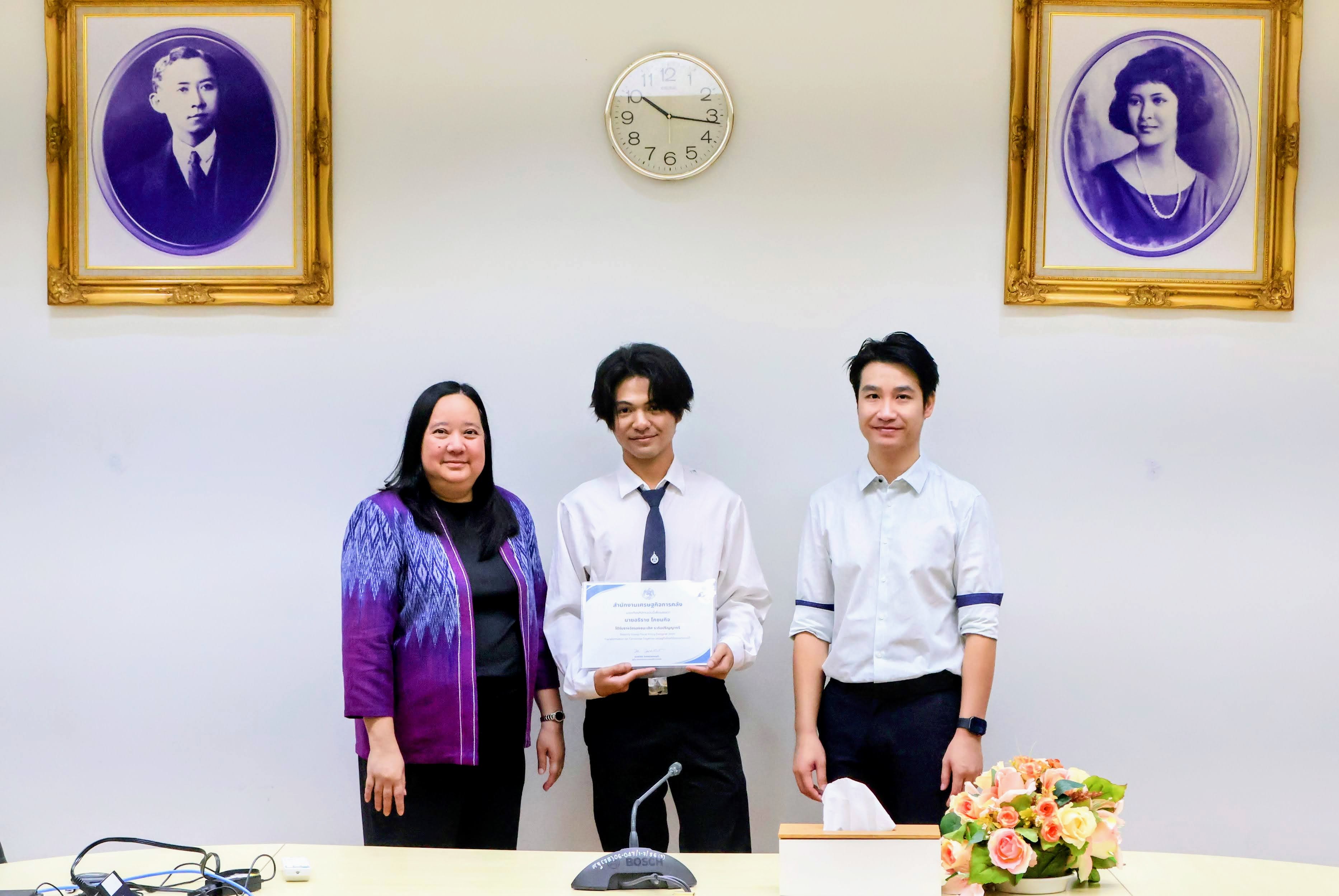 นักศึกษาคณะเศรษฐศาสตร์ คว้ารางวัลรองชนะเลิศระดับปริญญาตรี